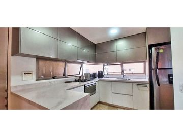 Vendo apto remodelado a 3 cuadras de la Av. El Poblado Los Parra