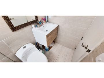 Vendo apto remodelado a 3 cuadras de la Av. El Poblado Los Parra