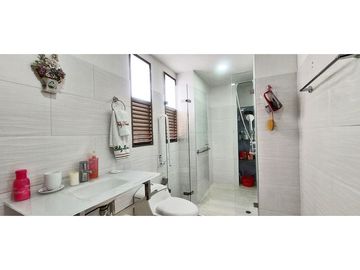 Vendo apto remodelado a 3 cuadras de la Av. El Poblado Los Parra