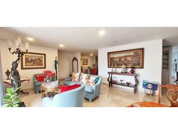 Vendo apto remodelado a 3 cuadras de la Av. El Poblado Los Parra