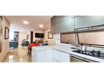 Vendo apto remodelado a 3 cuadras de la Av. El Poblado Los Parra
