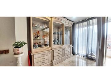 Vendo apto remodelado a 3 cuadras de la Av. El Poblado Los Parra
