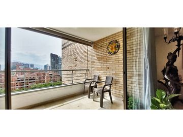 Vendo apto remodelado a 3 cuadras de la Av. El Poblado Los Parra