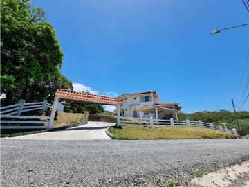 VENDO CASA EN ALTOS DEL MARIA