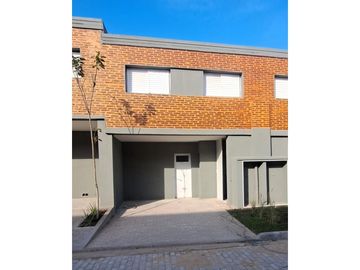 Venta de Casa 3 dormitorios. Barrio cerrado