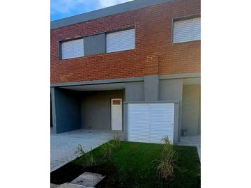 Venta de Casa 3 dormitorios. Barrio cerrado