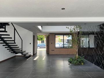 VENTA casa de 3 recamaras en Lomas de Angelopolis I cluster 888
