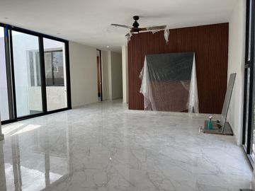 Venta Residencia en privada con amenidades Yucatán Country Club