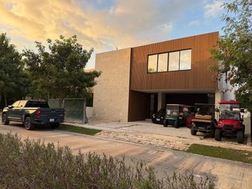 Venta Residencia en privada con amenidades Yucatán Country Club