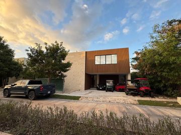 Venta Residencia en privada con amenidades Yucatán Country Club