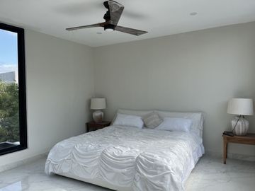 Venta Residencia en privada con amenidades Yucatán Country Club