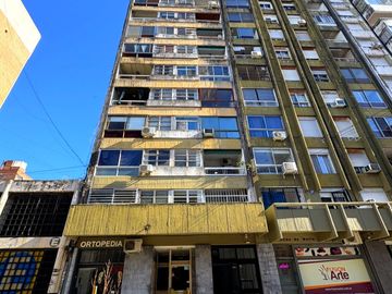 Departamento en venta en el Centro de Rosario. Maipu 1200.