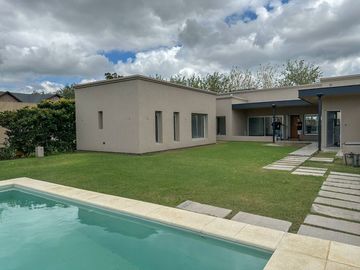 Casa 2 dormitorios en Fisherton, barrio Greenes.