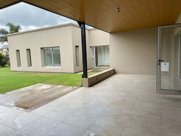 Casa 2 dormitorios en Fisherton, barrio Greenes.
