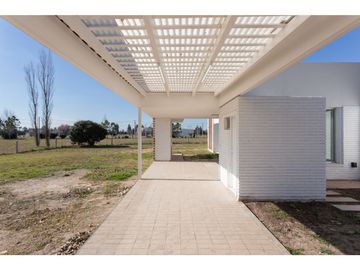 Casa en venta a estrenar en Barrio Cerrado Pinares del Sur!