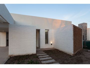 Casa en venta a estrenar en Barrio Cerrado Pinares del Sur!