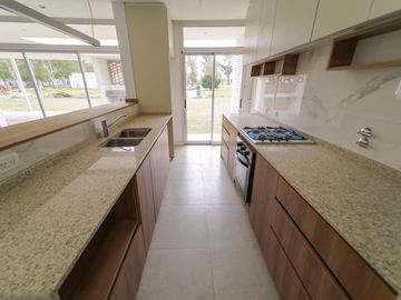 Casa en venta a estrenar en Barrio Cerrado Pinares del Sur!