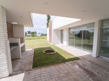 Casa en venta a estrenar en Barrio Cerrado Pinares del Sur!