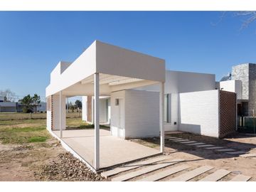 Casa en venta a estrenar en Barrio Cerrado Pinares del Sur!