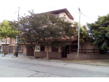 Triplex Tipo Casa de 5 Ambientes en Haedo con Quincho, Parrilla y Balcón