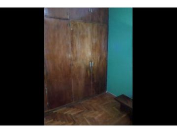 Triplex Tipo Casa de 5 Ambientes en Haedo con Quincho, Parrilla y Balcón