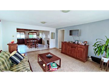 Excelente Propiedad en FUNES. Zona 1. Lote 1360m2.
