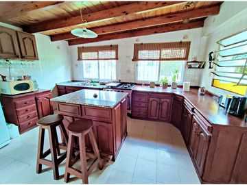 Excelente Propiedad en FUNES. Zona 1. Lote 1360m2.