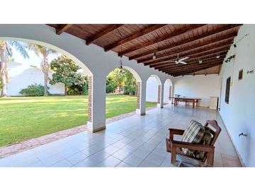 Excelente Propiedad en FUNES. Zona 1. Lote 1360m2.