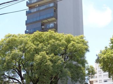 Dos dormitorios sobre Av. Francia con Ventilación Cruzada.