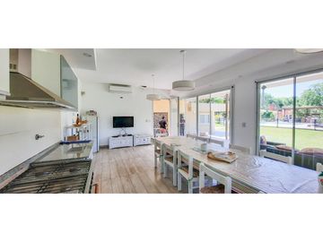 Casa imponente en Roldán, zona inmejorable GRAN TERRENO