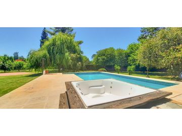 Casa quinta imponente en Funes