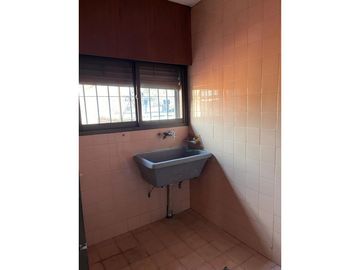 GALPON 300 m2  CON  OFICINAS /VIVIENDA BV. AVELLANEDA Y PELLEGRINI