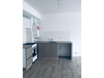 Excelente Departamento al frente con balcón. Zona Plaza López.