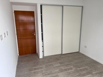 Excelente Departamento al frente con balcón. Zona Plaza López.