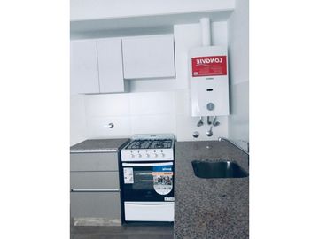 Excelente Departamento al frente con balcón. Zona Plaza López.