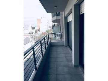 Excelente Departamento al frente con balcón. Zona Plaza López.
