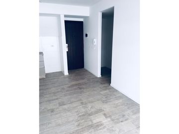 Excelente Departamento al frente con balcón. Zona Plaza López.