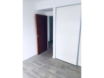 Excelente Departamento al frente con balcón. Zona Plaza López.