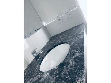 Excelente Departamento al frente con balcón. Zona Plaza López.