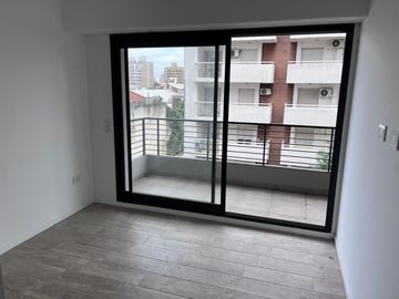 Excelente Departamento al frente con balcón. Zona Plaza López.