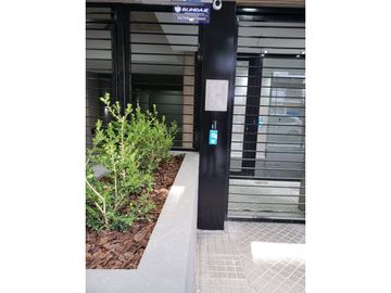 Excelente Departamento al frente con balcón. Zona Plaza López.