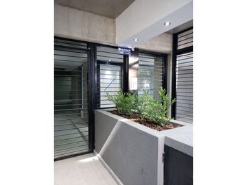 Excelente Departamento al frente con balcón. Zona Plaza López.