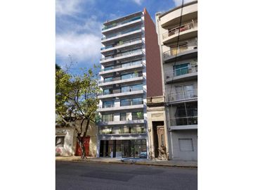 Excelente Departamento al frente con balcón. Zona Plaza López.