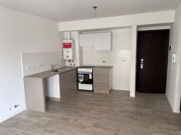 Excelente Departamento al frente con balcón. Zona Plaza López.