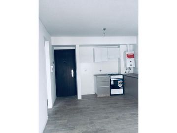 Excelente Departamento al frente con balcón. Zona Plaza López.