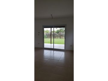 HERMOSA CASA EN UNA PLANTA A ESTRENAR!! 3 DORM. 1 EN SUITE, GALERIA CUBIERTA C/ PARRILLA, AMPLIO PARQUE