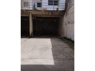 Cochera amplia en Arroyito. Oportunidad