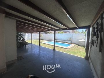 LINDA CASA CON PISCINA EN CONDOMINIO