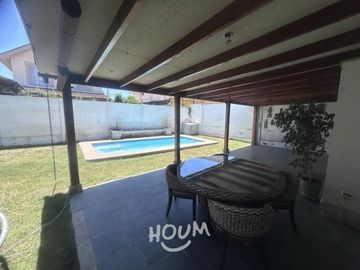 LINDA CASA CON PISCINA EN CONDOMINIO