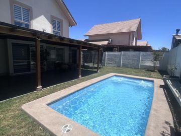 LINDA CASA CON PISCINA EN CONDOMINIO